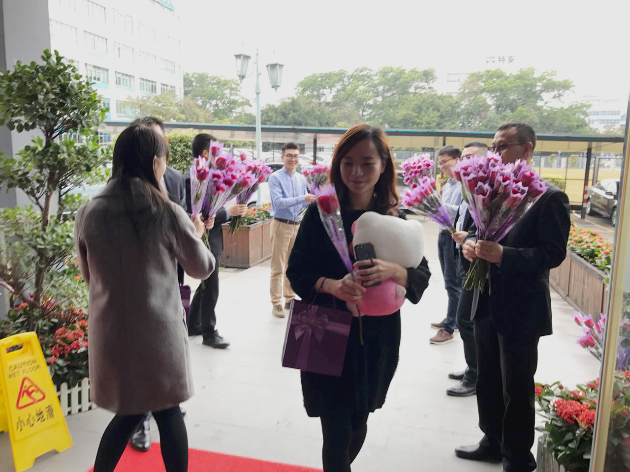 我谨代表优游国际科技公司奉上最真挚的祝福，祝福你占有玫瑰人生！(1).jpg