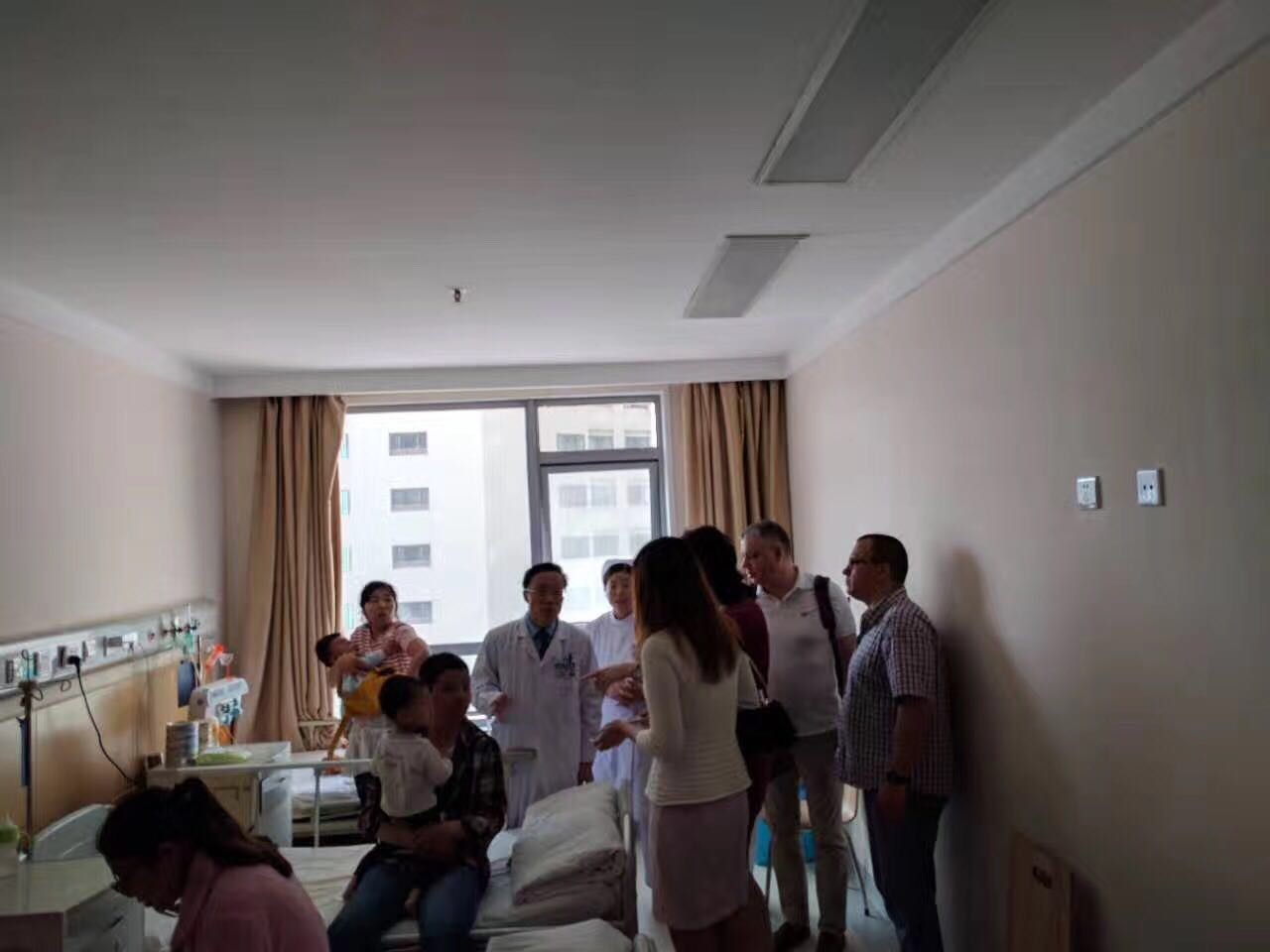俄罗斯医生与彭助地主任一起在住院区查房.jpg